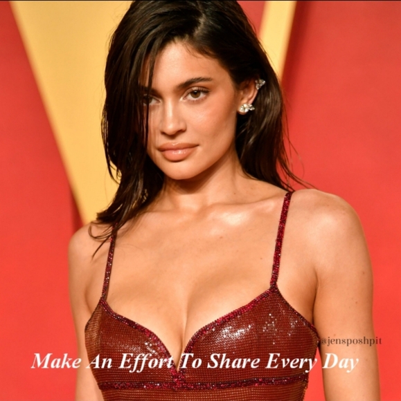 12/14 - Sun - Kardashian Share Group - Picture 6 of 16